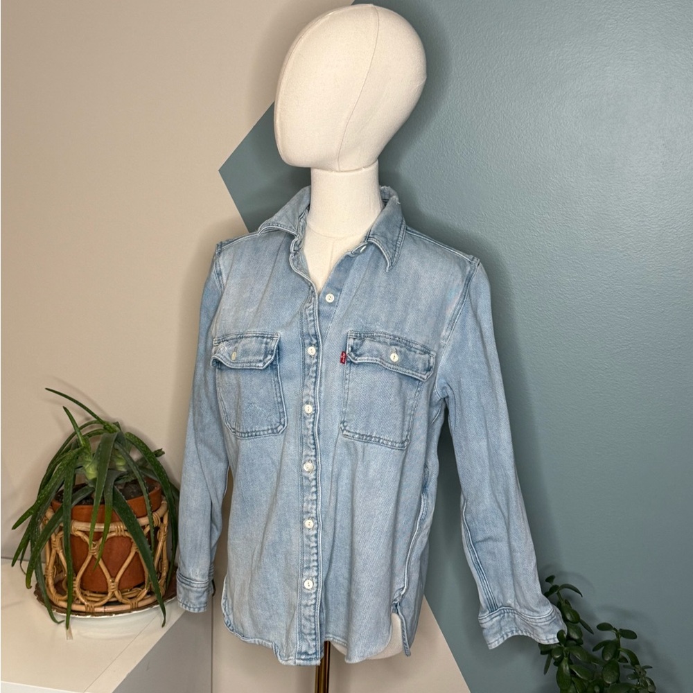 Levi’s Distressed Light Wash Denim Button Down Shirt 100% Cotton Women’s Medium - Picture 2 of 11
